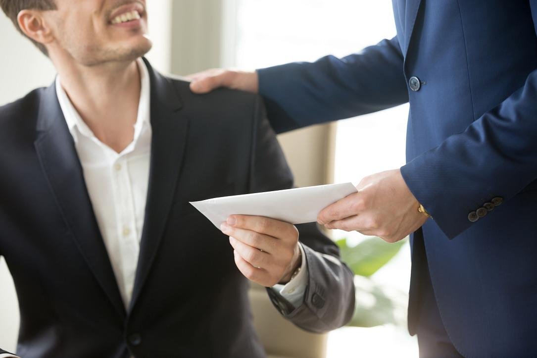 Majoritatea angajatorilor români oferă salarii diferite pentru roluri similare