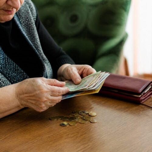 Salariul minim crește la 4.325 lei din iulie: efecte asupra pensiilor și costurilor
