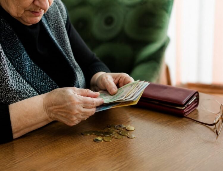 Salariul minim crește la 4.325 lei din iulie: efecte asupra pensiilor și costurilor