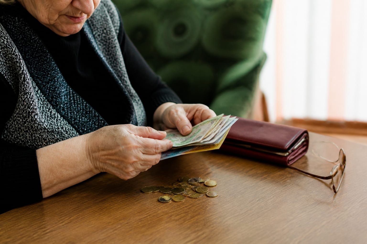 Salariul minim crește la 4.325 lei din iulie: efecte asupra pensiilor și costurilor