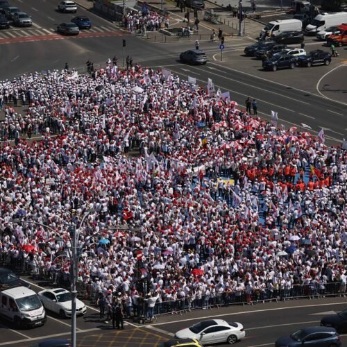 Sindicatele din sectoare publice din România contestă proiectul de lege salarială guvernamental.
