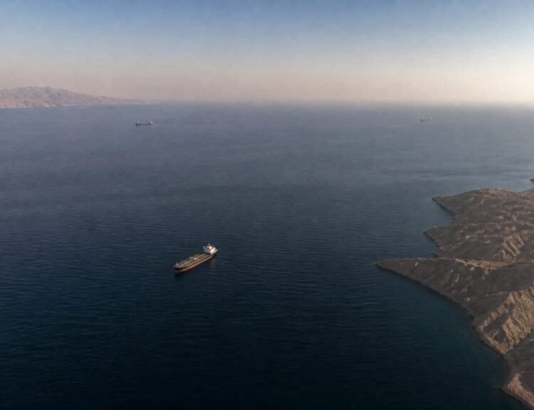 Fluxul de petroliere prin Strâmtoarea Hormuz s-a redus cu 66%, provocând riscuri economice majore