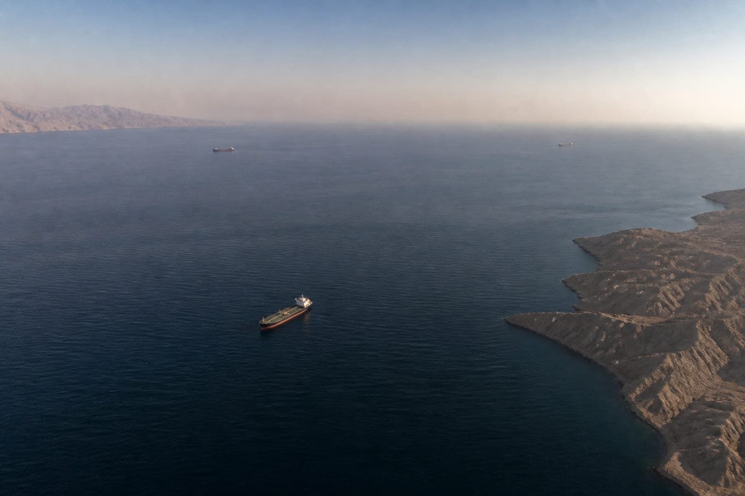 Fluxul de petroliere prin Strâmtoarea Hormuz s-a redus cu 66%, provocând riscuri economice majore