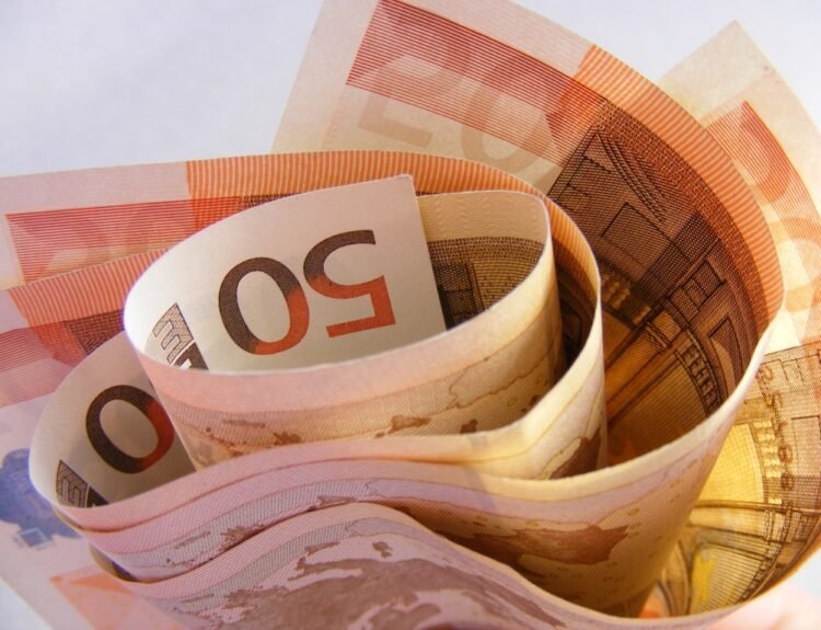 BCE ia în considerare majorarea dobânzilor din cauza inflației și conflictelor globale