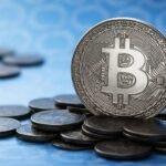 Bitcoin atinge 77.000 USD, impact major pentru short sellers și activele de risc