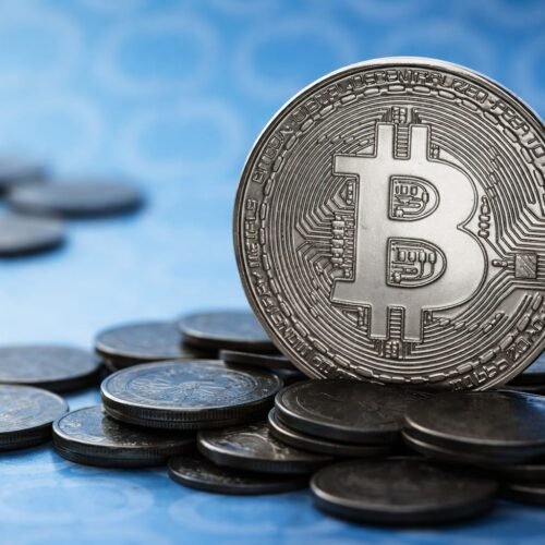 Bitcoin atinge 77.000 USD, impact major pentru short sellers și activele de risc