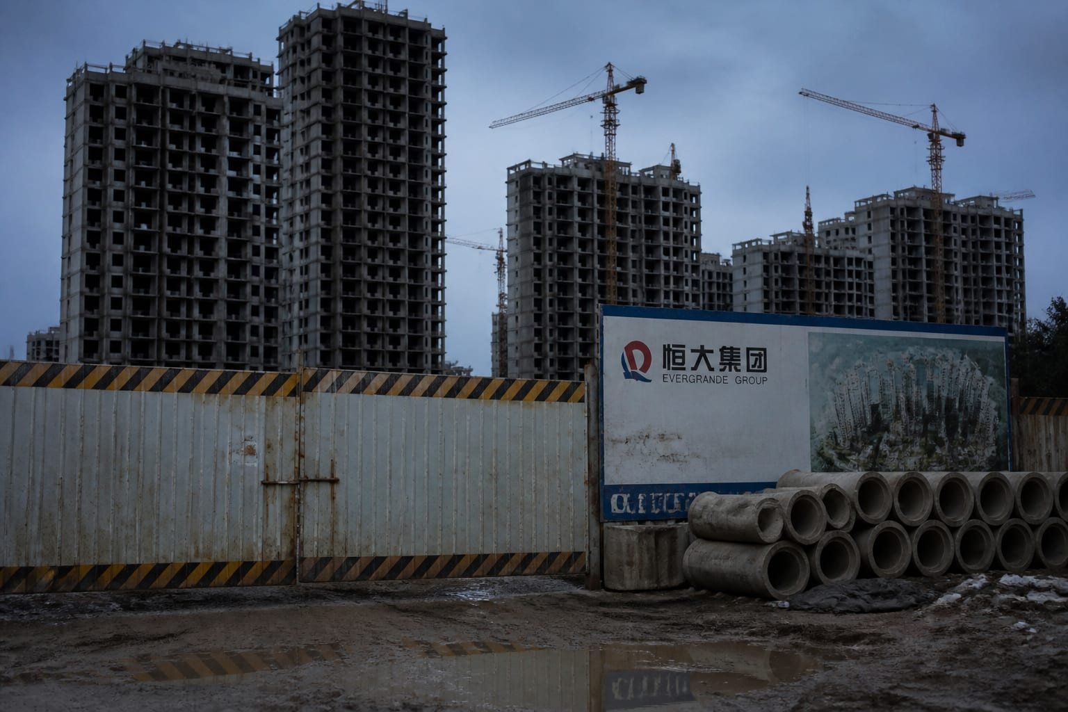 Evergrande, sancționat cu 15,82 miliarde de yuani pentru nereguli financiare