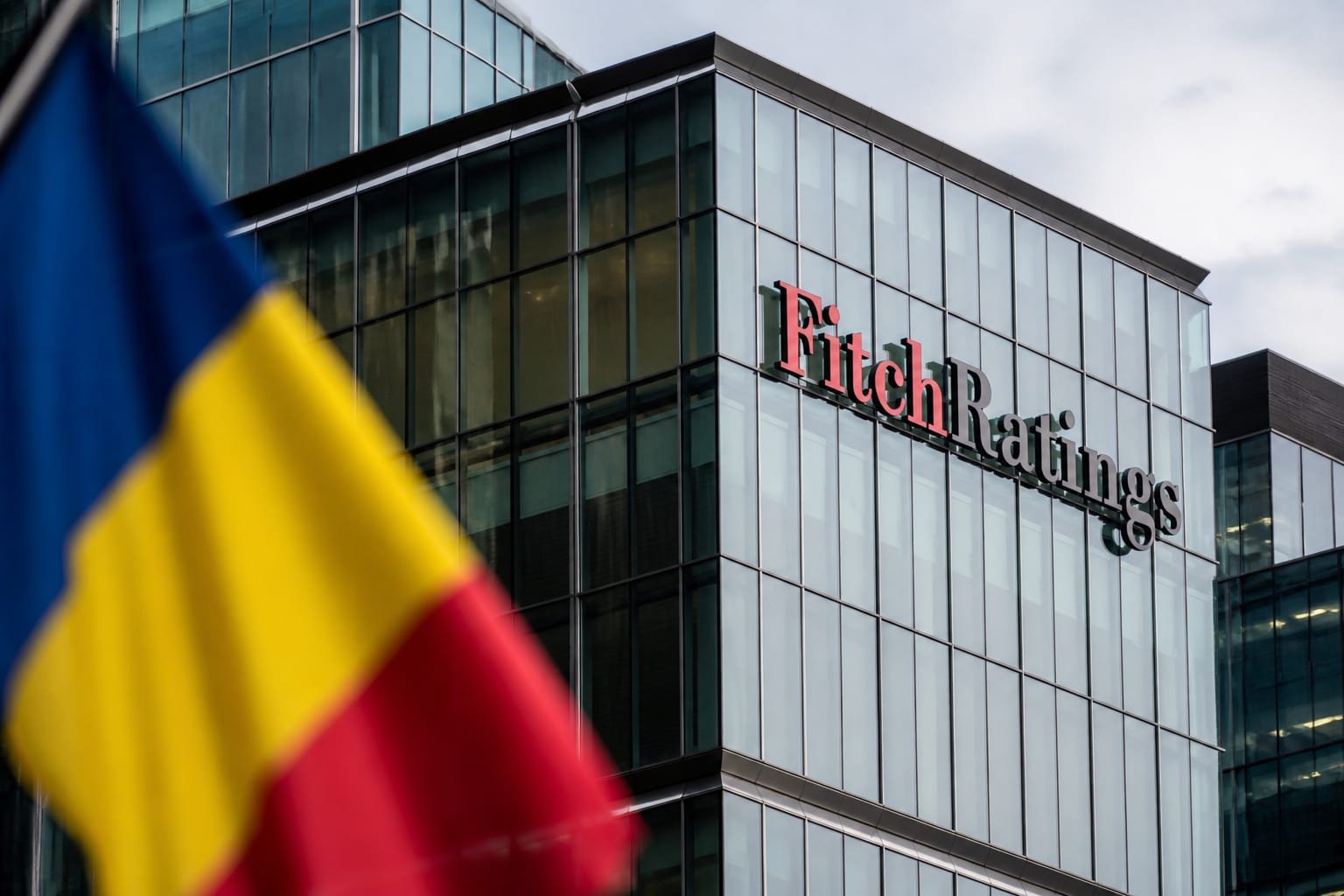 Fitch confirmă ratingul României la „BBB-”, evitând degradarea la „junk”