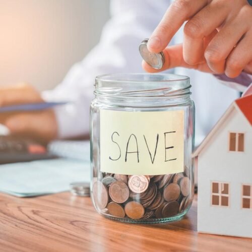 Peste jumătate dintre români nu reușesc să economisească regulat, arată un sondaj