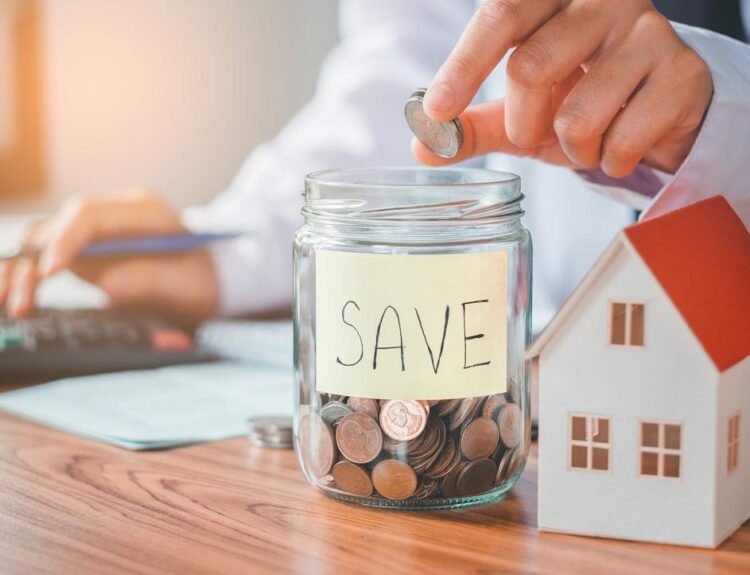 Peste jumătate dintre români nu reușesc să economisească regulat, arată un sondaj
