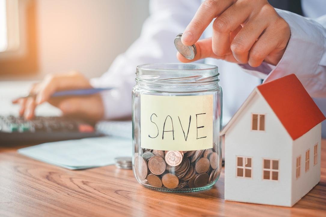 Peste jumătate dintre români nu reușesc să economisească regulat, arată un sondaj