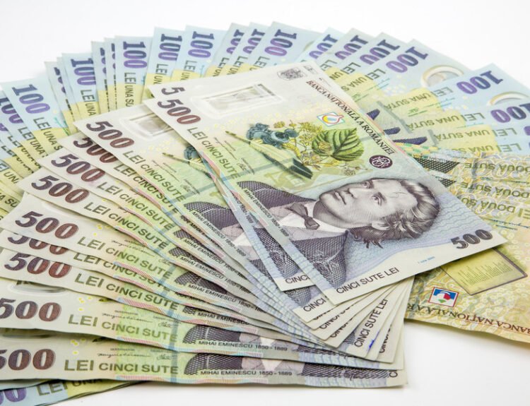 Românii investesc aproape 1 miliard de lei în fonduri în o lună
