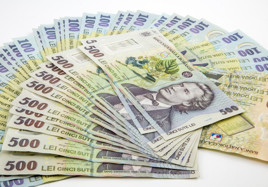 Românii investesc aproape 1 miliard de lei în fonduri în o lună