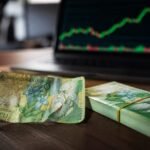 Salariul mediu net atinge 5.684 lei, dar piața forțată se restrânge