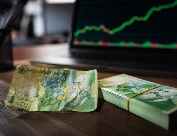 Salariul mediu net atinge 5.684 lei, dar piața forțată se restrânge