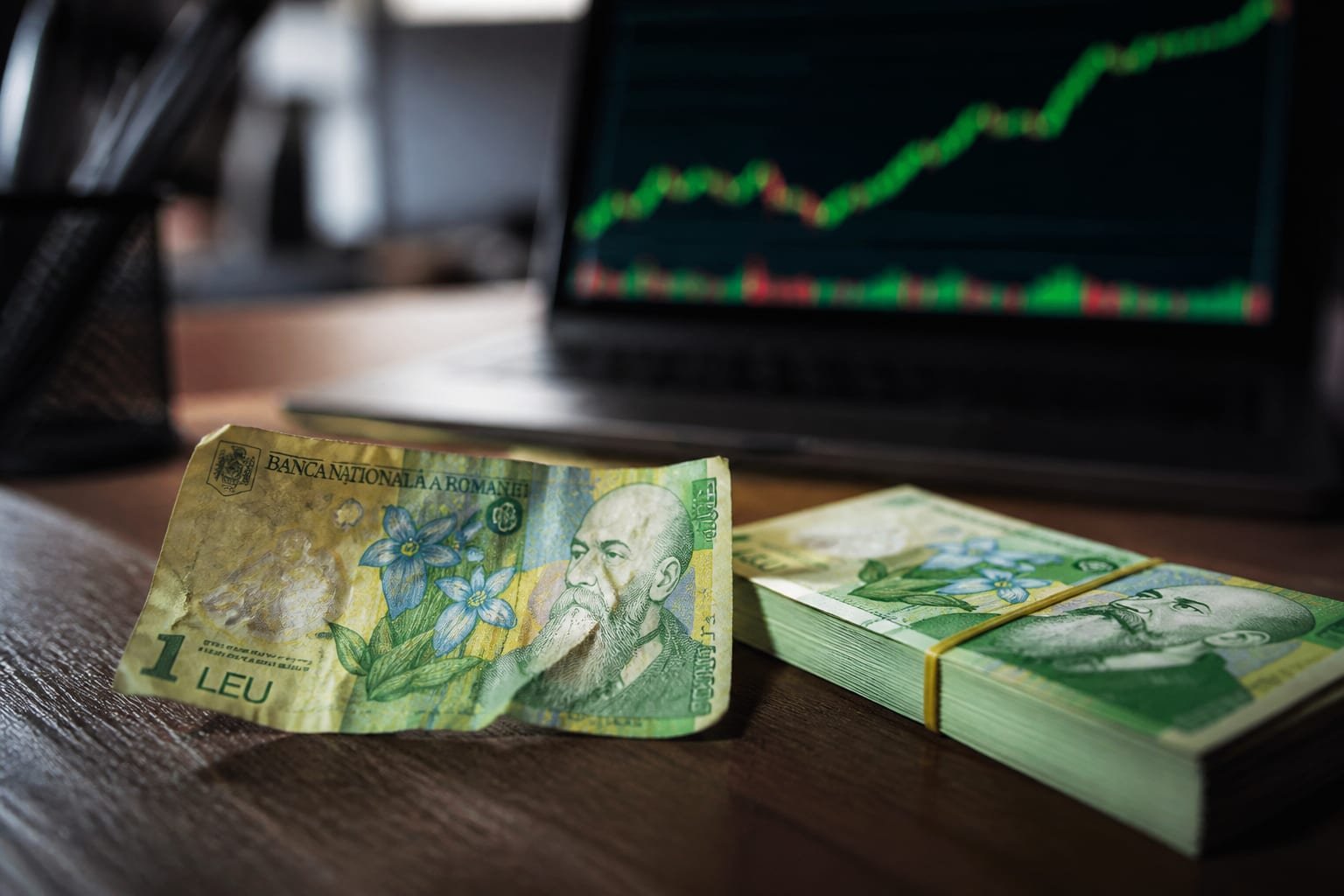 Salariul mediu net atinge 5.684 lei, dar piața forțată se restrânge