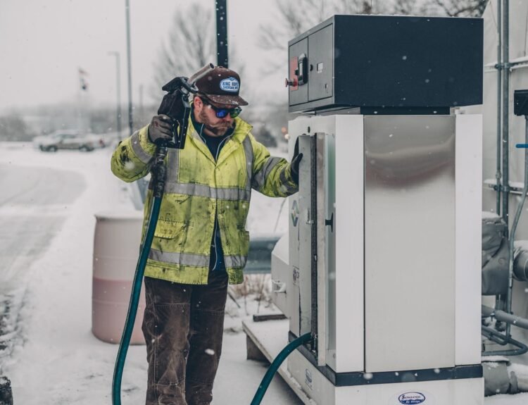 Creditul pentru carburanți, disponibil pentru firme în 24 de ore, garantat 80% de stat