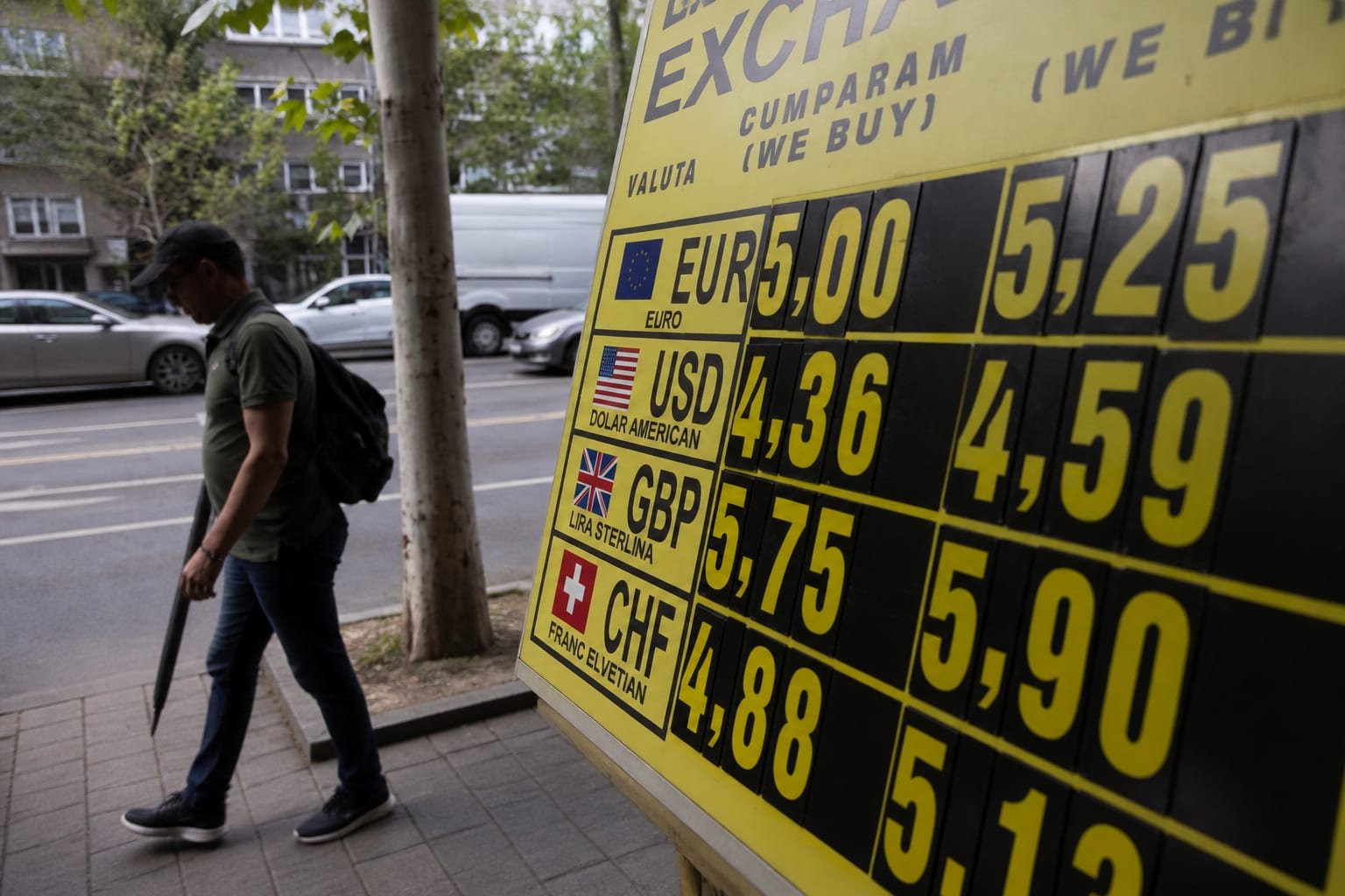 Euro a atins 5,2788 lei, iar Adrian Codîrlașu sugerează vânzări de obligațiuni în lei