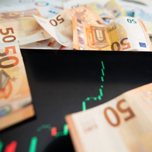 Euro atinge 5,2644 lei pe 18 septembrie 2026: Impact asupra salariilor și chiriilor