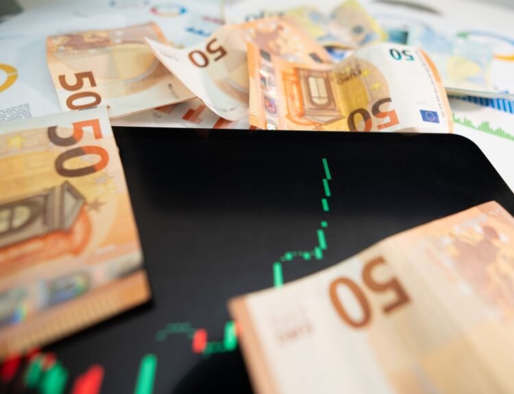 Euro atinge 5,2644 lei pe 18 septembrie 2026: Impact asupra salariilor și chiriilor