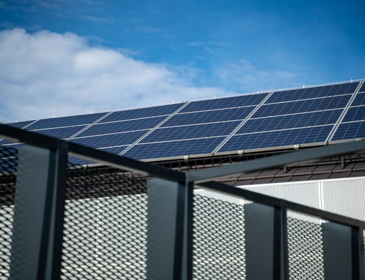 Producția anuală de 1.000 kWh a unui sistem fotovoltaic de balcon și impactul consumului diurn asupra amortizării