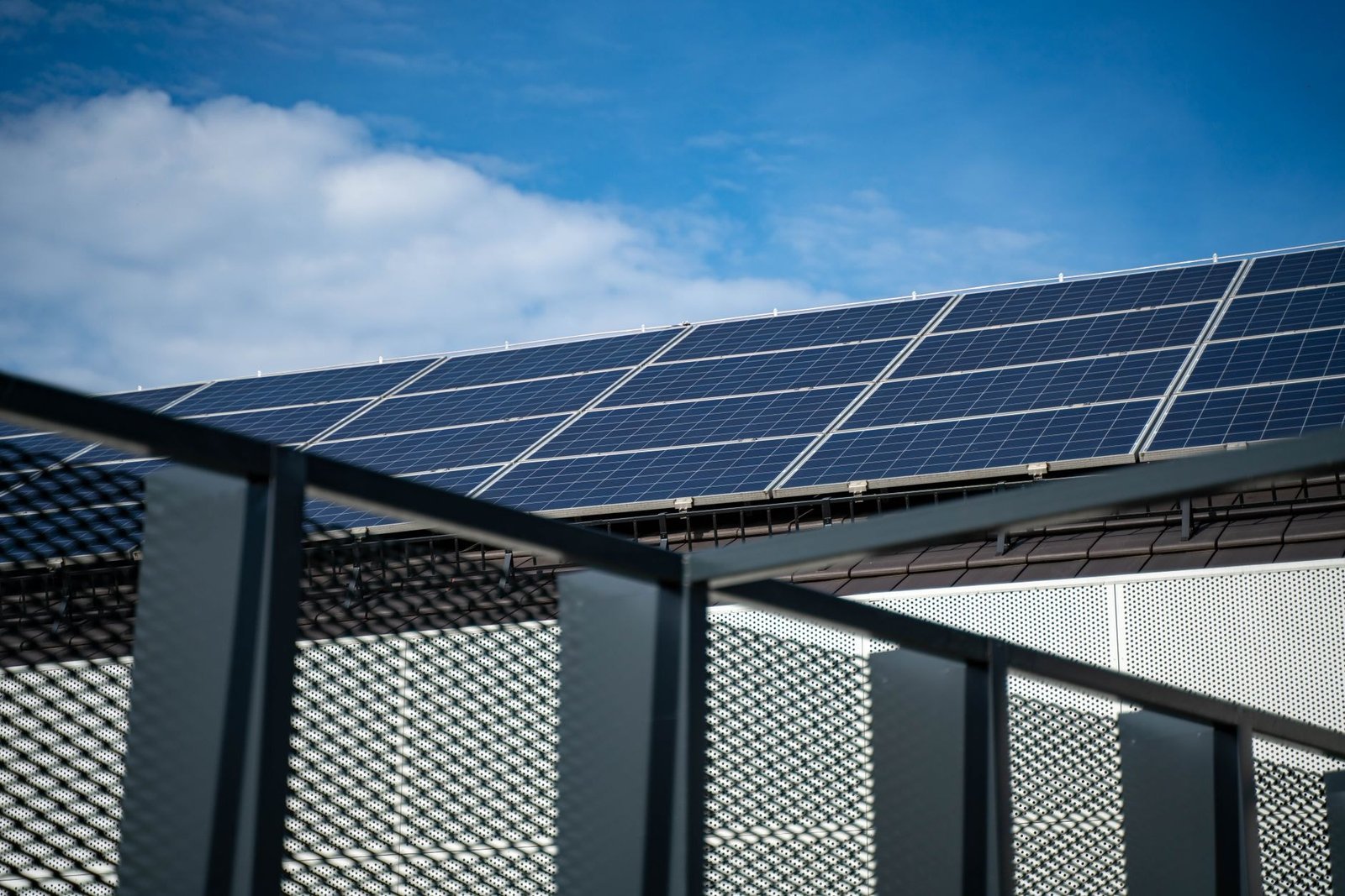 Producția anuală de 1.000 kWh a unui sistem fotovoltaic de balcon și impactul consumului diurn asupra amortizării