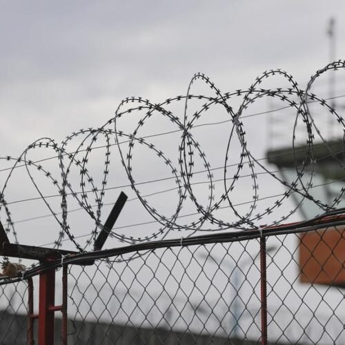 Progres în combaterea relelor tratamente în închisori, dar supraaglomerarea continuă în România