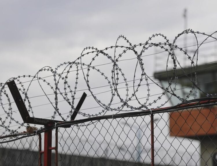 Progres în combaterea relelor tratamente în închisori, dar supraaglomerarea continuă în România