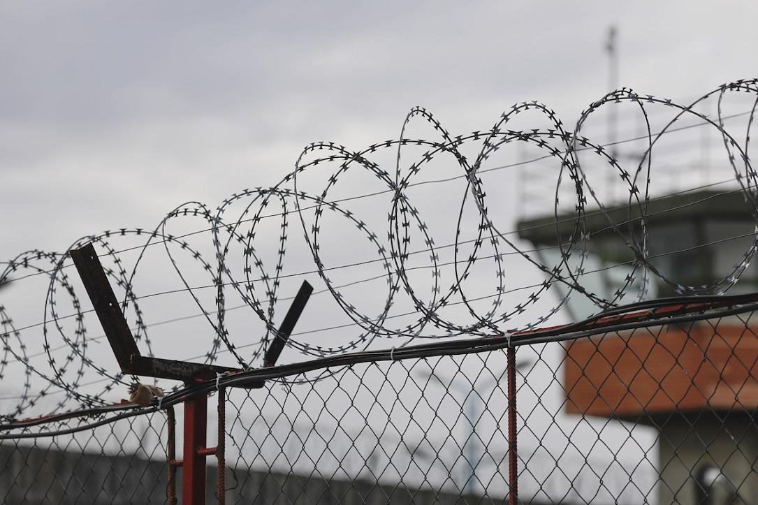 Progres în combaterea relelor tratamente în închisori, dar supraaglomerarea continuă în România