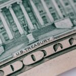 Randamentul obligațiunilor americane pe 30 de ani atinge un nou maxim, bursele suferă