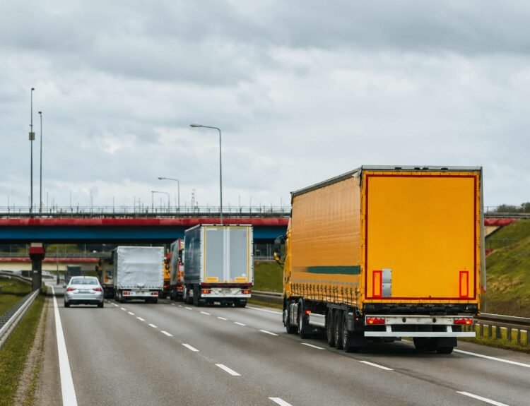Blocaje critice la TollRo: peste 100 de vehicule afectate, avertizează UNTRR