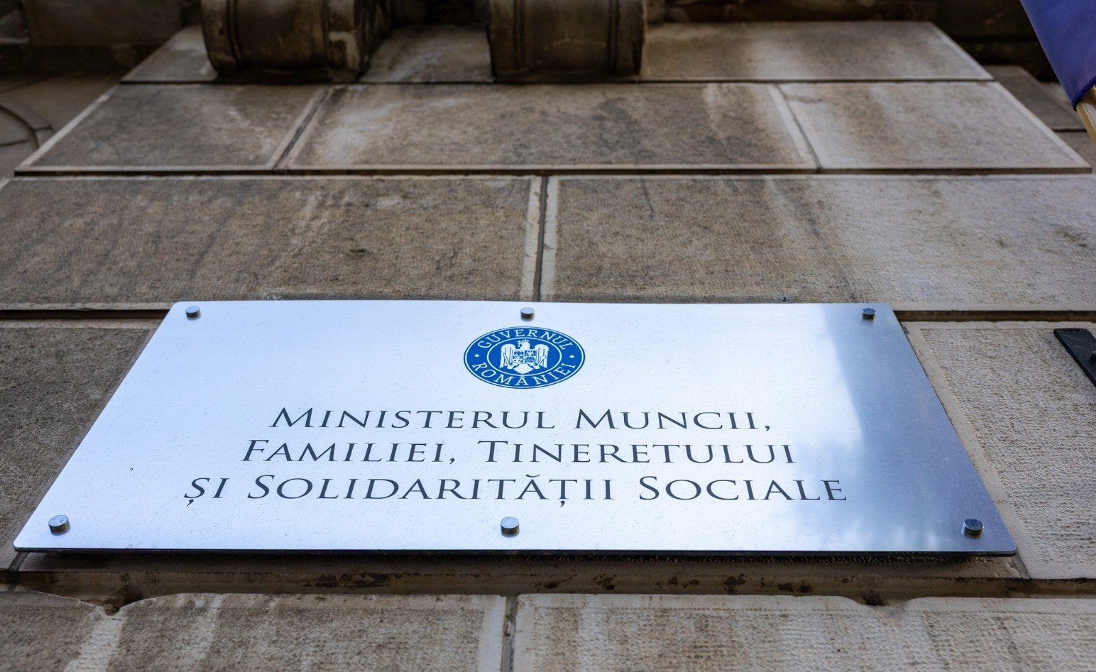 Costul total al unui angajat cu salariul minim: 4.418 lei și scutiri fiscale