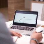 Cum să investești în ETF-uri cu sume mici și să gestionezi comisioanele valutare
