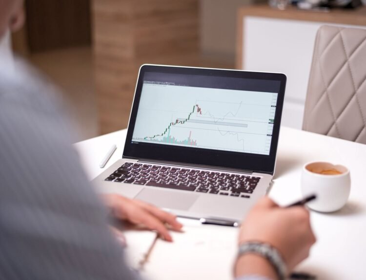 Cum să investești în ETF-uri cu sume mici și să gestionezi comisioanele valutare
