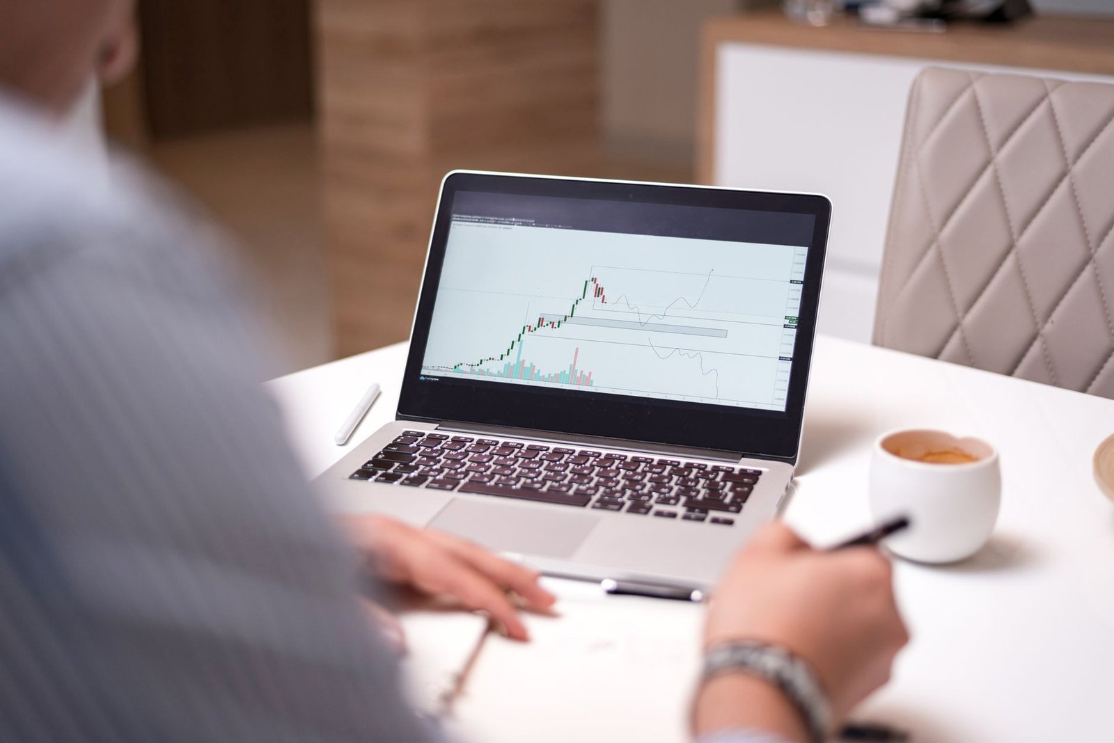Cum să investești în ETF-uri cu sume mici și să gestionezi comisioanele valutare