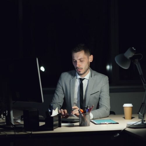 Evaluarea programului de lucru și plata orelor suplimentare în era IA