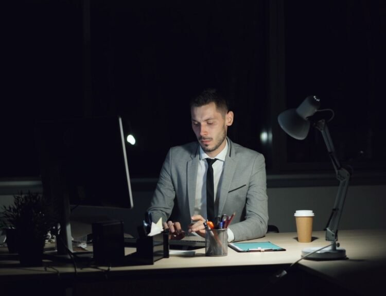 Evaluarea programului de lucru și plata orelor suplimentare în era IA
