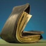Leul slăbește, dobânzi mari: ce urmează pentru banii tăi