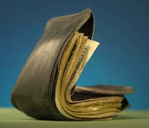 Leul slăbește, dobânzi mari: ce urmează pentru banii tăi