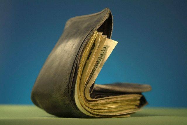 Leul slăbește, dobânzi mari: ce urmează pentru banii tăi