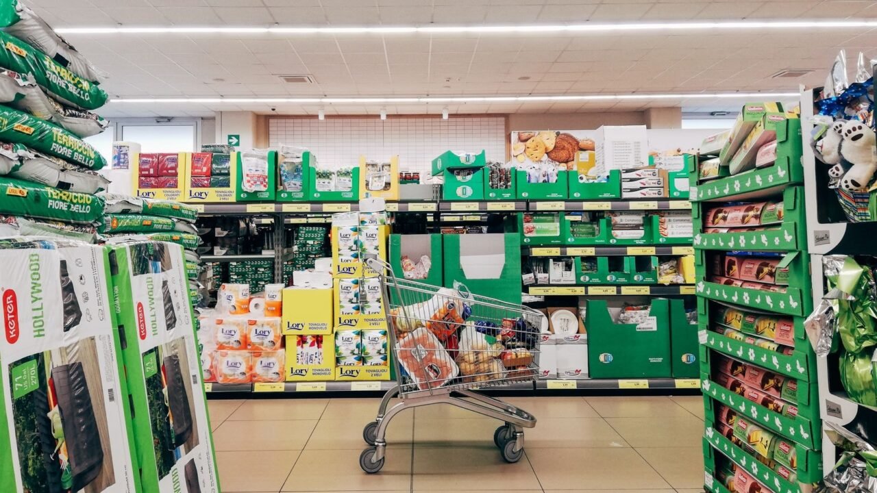 Magazinele și distribuitorii trebuie să respecte limitele de adaos pentru alimente până în 2026