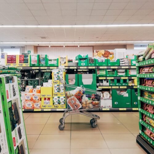 Magazinele și distribuitorii trebuie să respecte limitele de adaos pentru alimente până în 2026