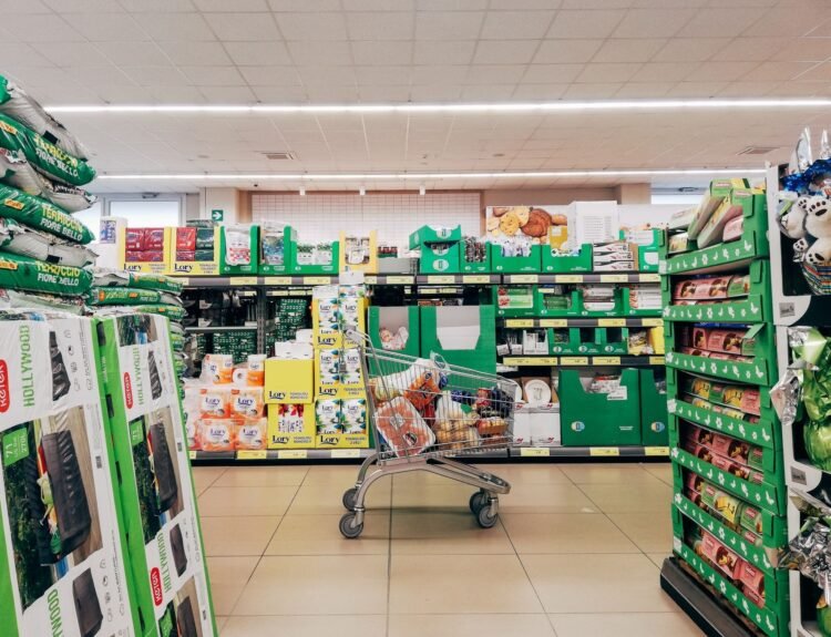 Magazinele și distribuitorii trebuie să respecte limitele de adaos pentru alimente până în 2026