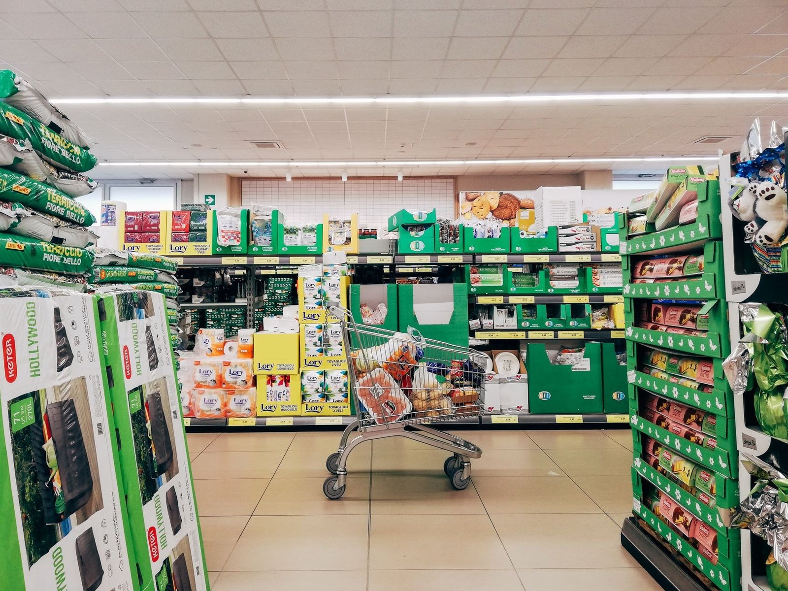 Magazinele și distribuitorii trebuie să respecte limitele de adaos pentru alimente până în 2026