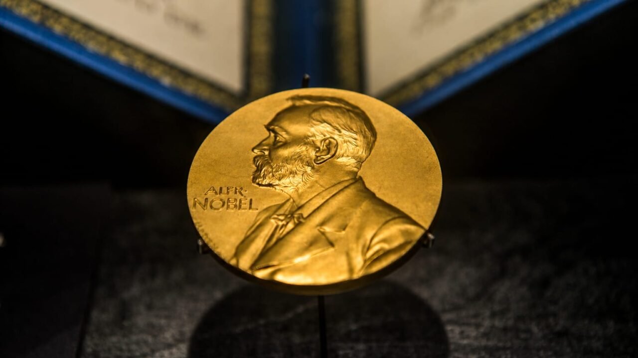 Robert E. Hall și Michael Woodford, laureați Nobel în economie 2026